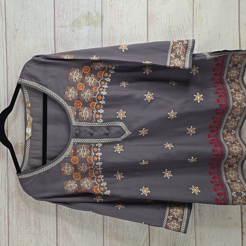 Avenue's Art2Wear embroidered top sz 22